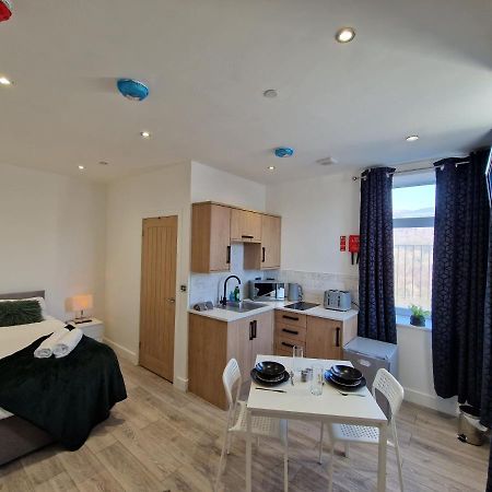 Flat 2, Modern Studio Apartment, Tynte Hotel, Mountain Ash Quakers Yard Dış mekan fotoğraf