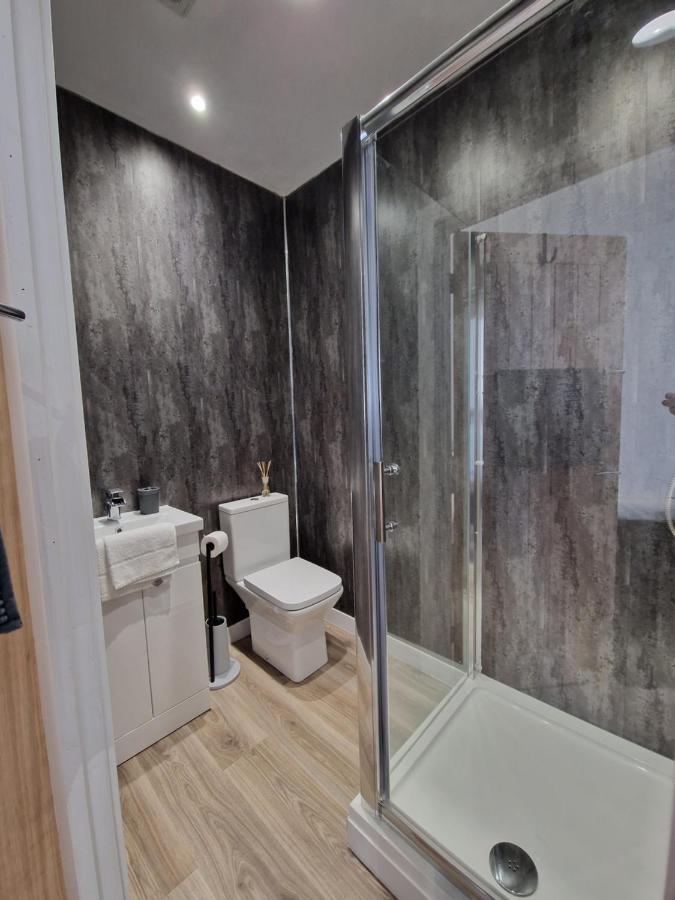 Flat 2, Modern Studio Apartment, Tynte Hotel, Mountain Ash Quakers Yard Dış mekan fotoğraf