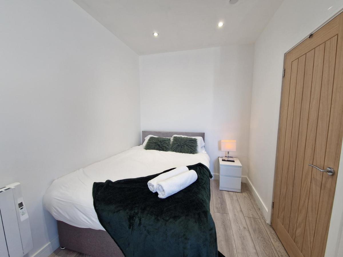 Flat 2, Modern Studio Apartment, Tynte Hotel, Mountain Ash Quakers Yard Dış mekan fotoğraf