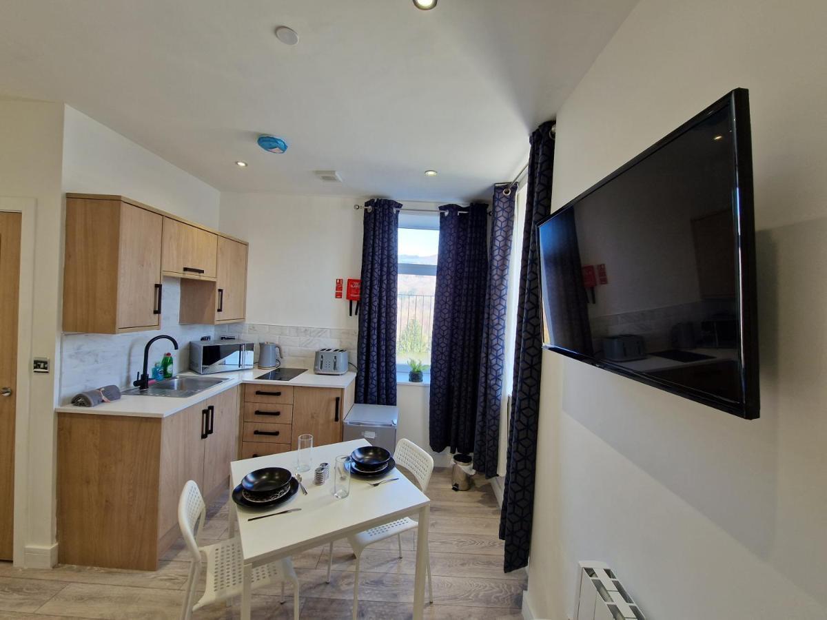 Flat 2, Modern Studio Apartment, Tynte Hotel, Mountain Ash Quakers Yard Dış mekan fotoğraf