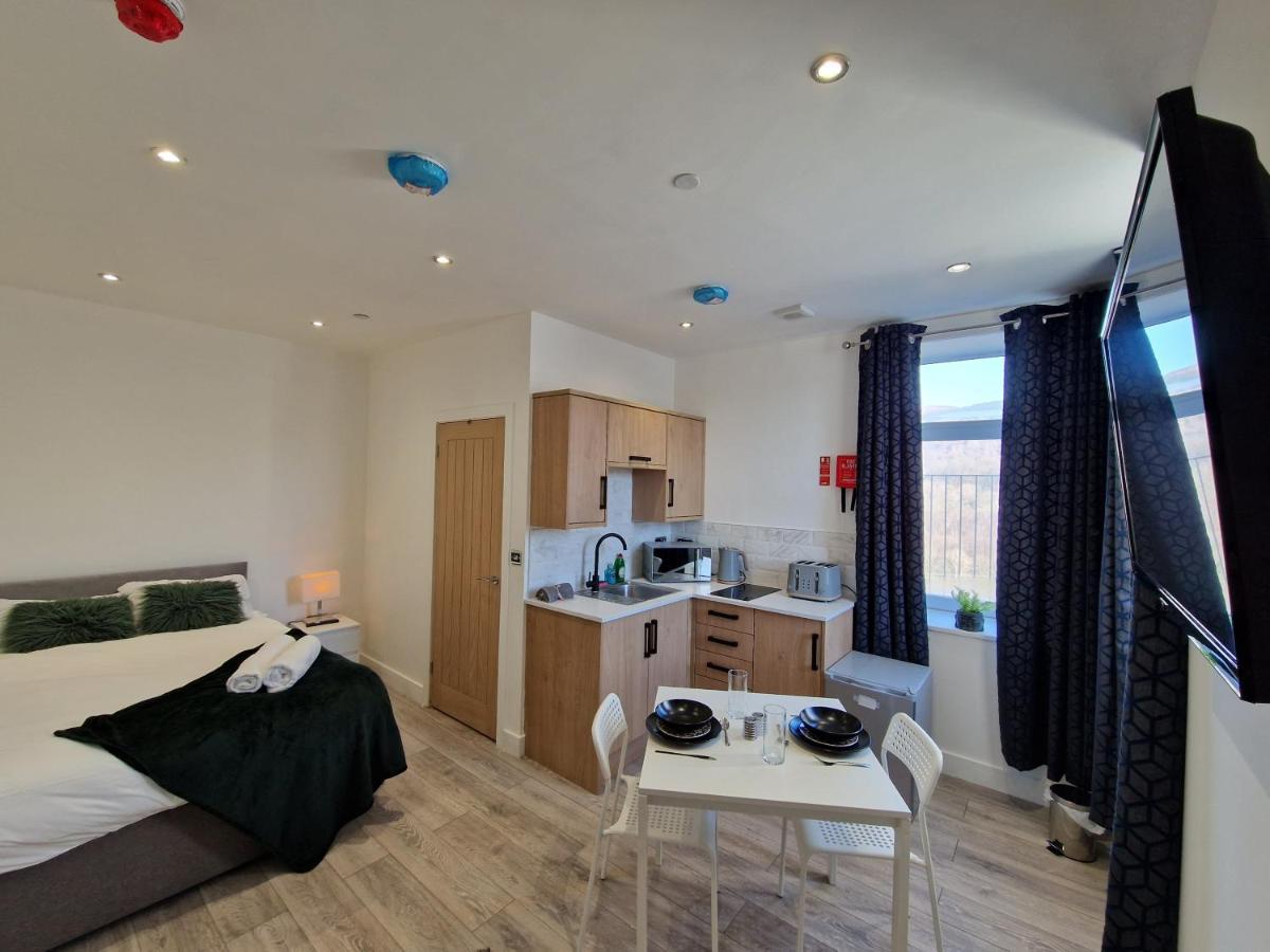 Flat 2, Modern Studio Apartment, Tynte Hotel, Mountain Ash Quakers Yard Dış mekan fotoğraf